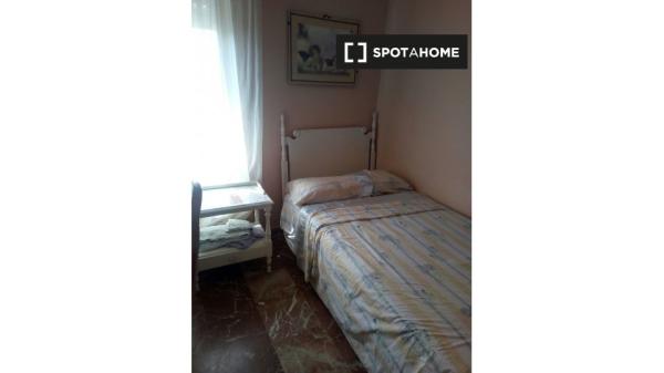 Stanze in affitto in appartamento con 4 camere da letto ad Almeria