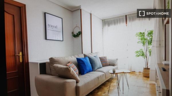 Room for rent in 3-bedroom apartment in Santander