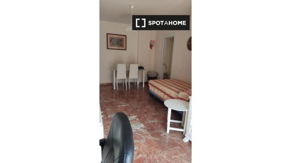 Alquiler de habitaciones en piso de 4 dormitorios en Almería