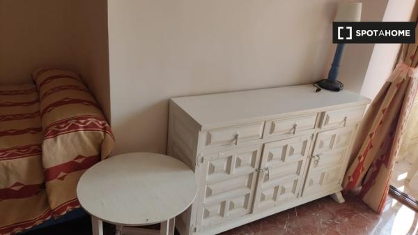 Alquiler de habitaciones en piso de 4 dormitorios en Almería