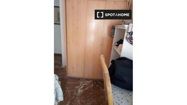 Alquiler de habitaciones en piso de 4 dormitorios en Almería