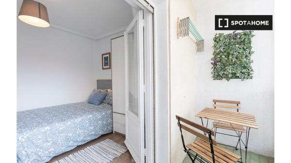 Habitación en piso compartido en Bilbao con balcón privado