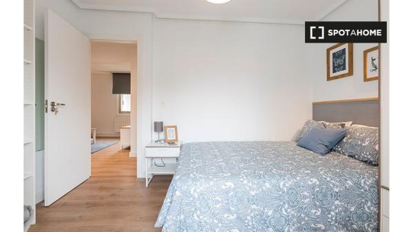 Habitación en piso compartido en Bilbao con balcón privado