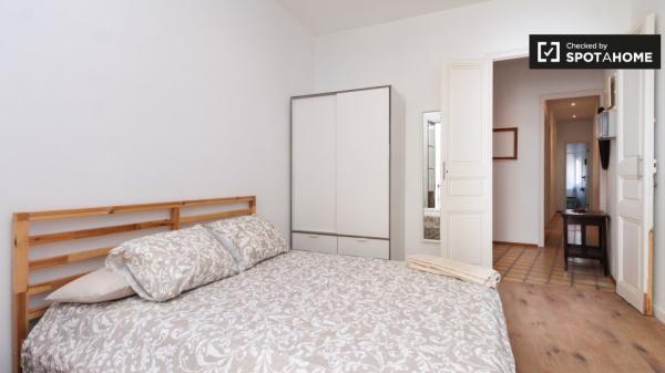 Se alquila habitación espaciosa en apartamento de 4 dormitorios en L'Hospitalet