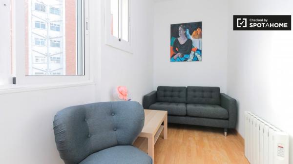 Se alquila habitación espaciosa en apartamento de 4 dormitorios en L'Hospitalet