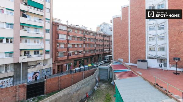 Se alquila habitación espaciosa en apartamento de 4 dormitorios en L'Hospitalet