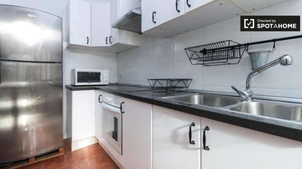 Se alquila habitación espaciosa en apartamento de 4 dormitorios en L'Hospitalet