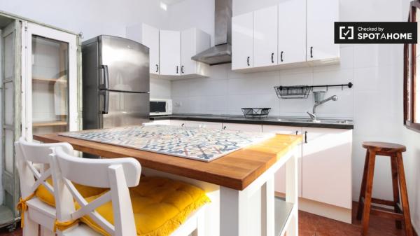 Se alquila habitación tostada en apartamento de 4 dormitorios en L'Hospitalet