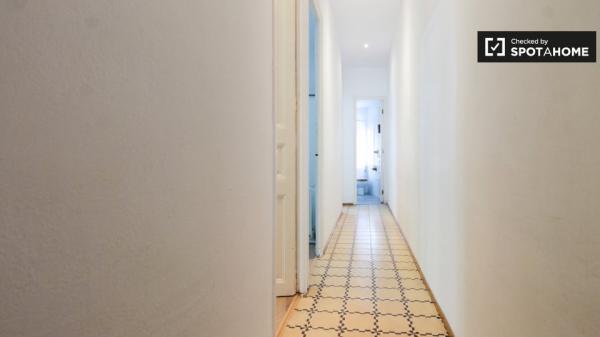 Se alquila habitación tostada en apartamento de 4 dormitorios en L'Hospitalet