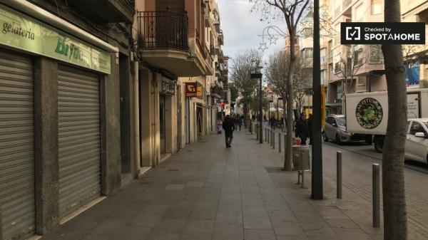 Se alquila habitación espaciosa en apartamento de 4 dormitorios en L'Hospitalet