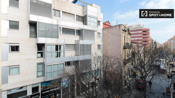 Se alquila habitación tostada en apartamento de 4 dormitorios en L'Hospitalet