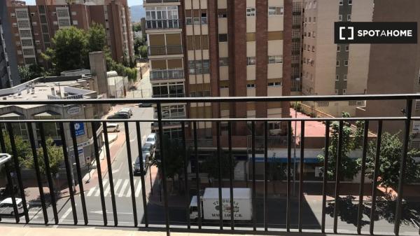 Alquiler de habitaciones en piso de 4 dormitorios en Murcia