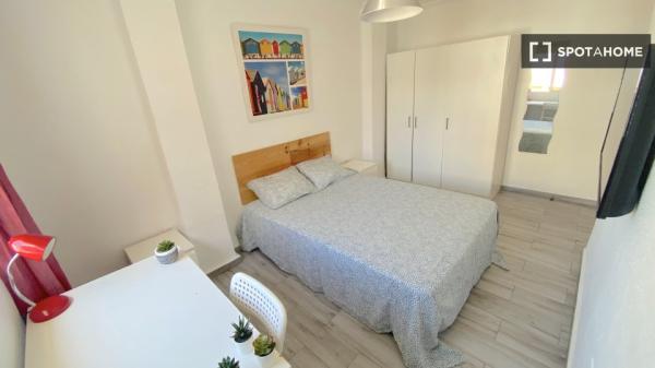 Habitación luminosa con terraza integrada + cama doble para estudiante