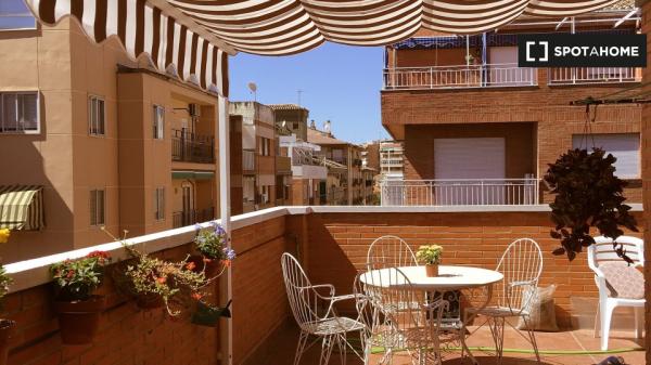 Se alquila habitación en piso de 4 habitaciones en Centro, Granada