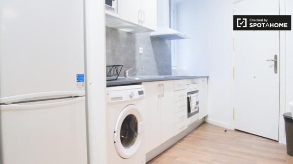 Gran habitación en apartamento de 9 dormitorios en Lavapiés, Madrid