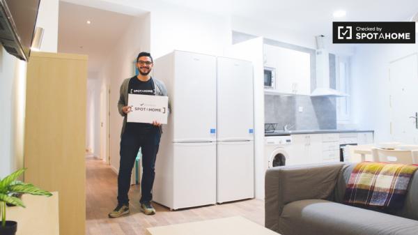 Gran habitación en apartamento de 9 dormitorios en Lavapiés, Madrid