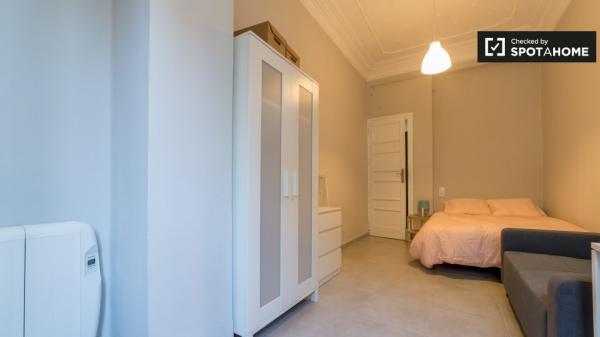 Acogedora habitación en un apartamento de 5 dormitorios en L'Eixample, Valencia