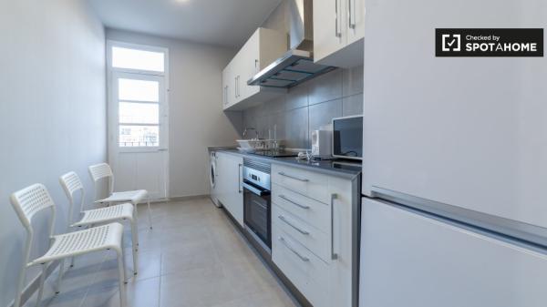 Acogedora habitación en un apartamento de 5 dormitorios en L'Eixample, Valencia