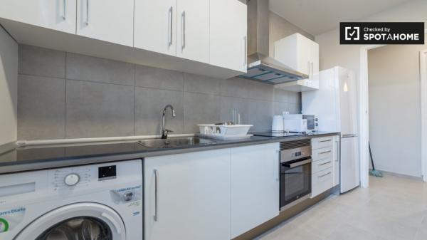 Acogedora habitación en un apartamento de 5 dormitorios en L'Eixample, Valencia