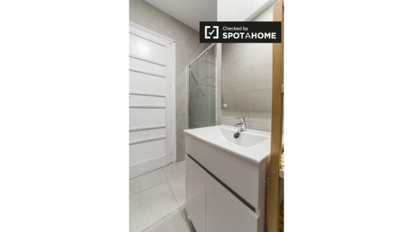 Acogedora habitación en un apartamento de 5 dormitorios en L'Eixample, Valencia