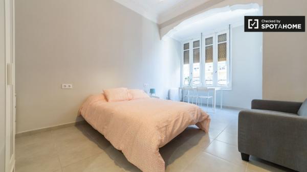 Acogedora habitación en un apartamento de 5 dormitorios en L'Eixample, Valencia