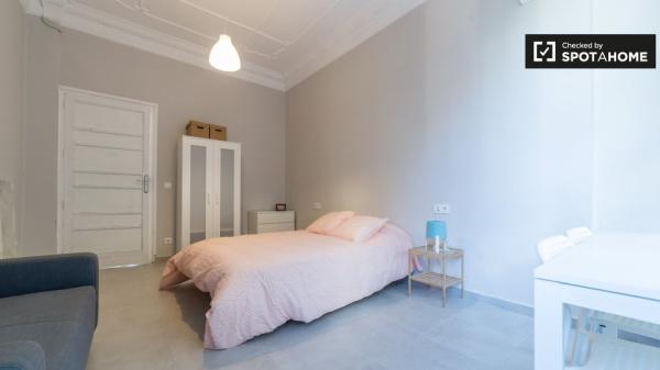 Acogedora habitación en un apartamento de 5 dormitorios en L'Eixample, Valencia