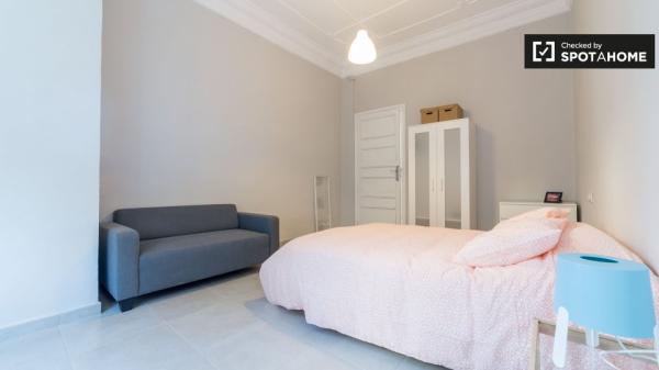 Acogedora habitación en un apartamento de 5 dormitorios en L'Eixample, Valencia