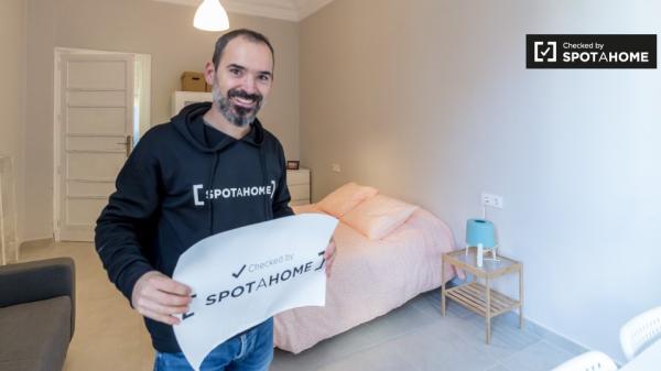 Acogedora habitación en un apartamento de 5 dormitorios en L'Eixample, Valencia