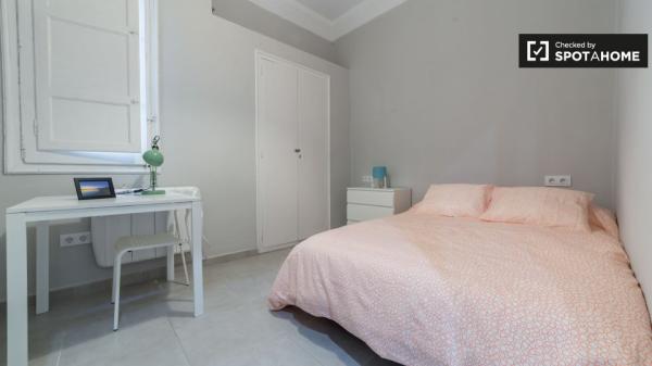 Acogedora habitación en un apartamento de 5 dormitorios en L'Eixample, Valencia