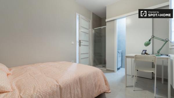 Acogedora habitación en un apartamento de 5 dormitorios en L'Eixample, Valencia