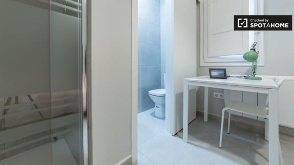 Acogedora habitación en un apartamento de 5 dormitorios en L'Eixample, Valencia