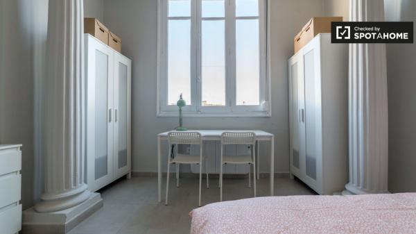 Acogedora habitación en un apartamento de 5 dormitorios en L'Eixample, Valencia