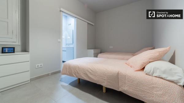 Acogedora habitación en un apartamento de 5 dormitorios en L'Eixample, Valencia