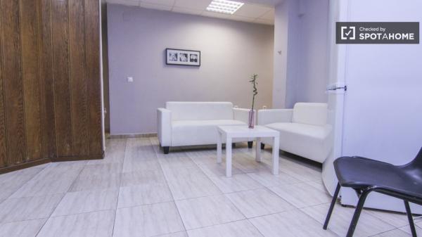 Rooms for rent in 6-room apartment, Ciutat Vella, Valencia