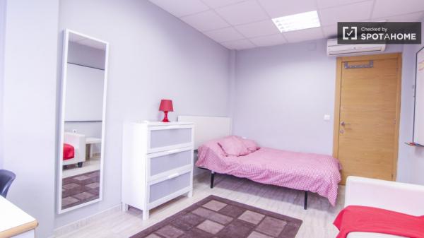 Rooms for rent in 6-room apartment, Ciutat Vella, Valencia