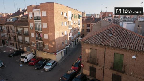 Zimmer zu vermieten in 5-Zimmer-Wohnung in Alcalá de Henares