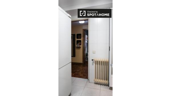 Zimmer zu vermieten in 5-Zimmer-Wohnung in Alcalá de Henares