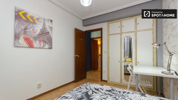 Se alquila habitación doble, apartamento de 6 dormitorios, Alcalá de Henares