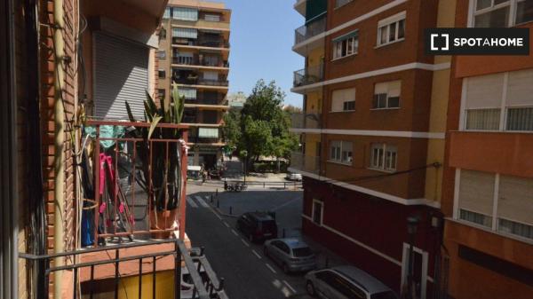 Piso de 3 dormitorios en alquiler en En Corts, Valencia