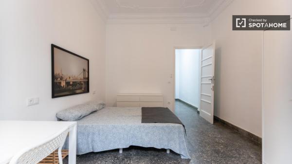 Zimmer zu vermieten in 5-Zimmer-Wohnung in Valencia