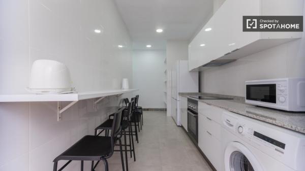 Zimmer zu vermieten in 5-Zimmer-Wohnung in Valencia