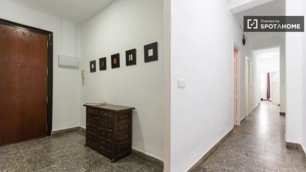 Zimmer zu vermieten in 5-Zimmer-Wohnung in Valencia