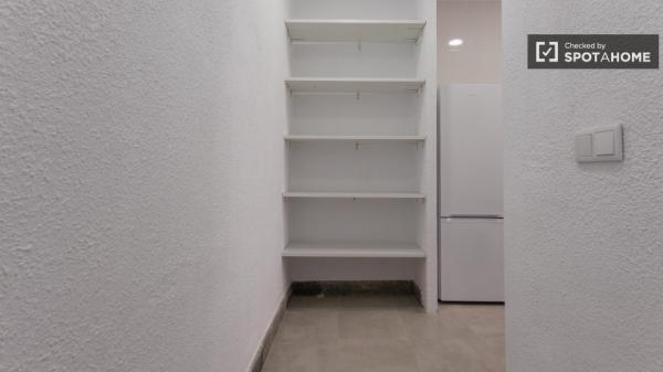 Zimmer zu vermieten in 5-Zimmer-Wohnung in Valencia