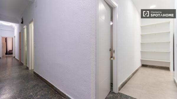 Zimmer zu vermieten in 5-Zimmer-Wohnung in Valencia