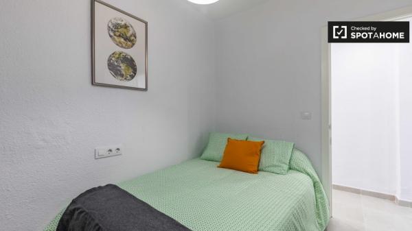 Jasny pokój w apartamencie z 3 sypialniami w dzielnicy Poblats Marítims