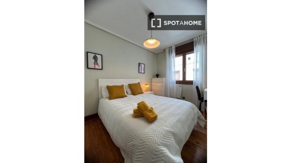 Room in shared apartment in Bilbao