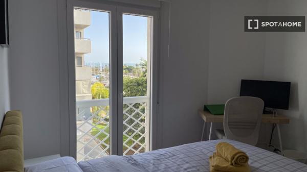 Chambre dans une maison partagée ensoleillée à Malaga