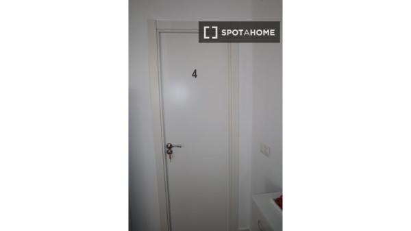 Chambre à louer dans un appartement de 4 chambres à Séville