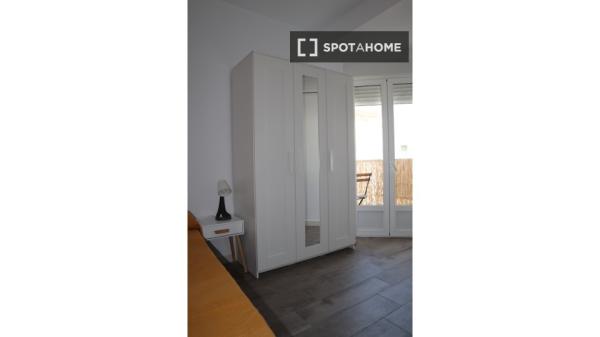 Chambre à louer dans un appartement de 4 chambres à Séville