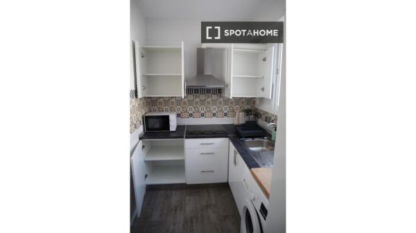 Chambre à louer dans un appartement de 4 chambres à Séville